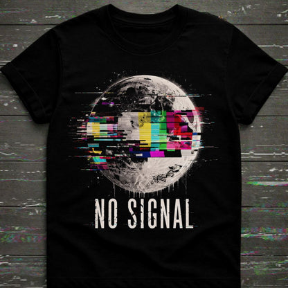 Black t-shirt with a graphic of a planet and 'NO SIGNAL' text on a wooden surface.