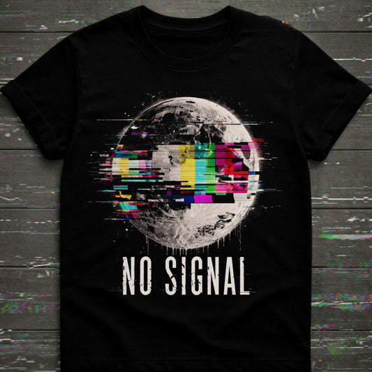 Black t-shirt with a graphic of a planet and 'NO SIGNAL' text on a wooden surface.